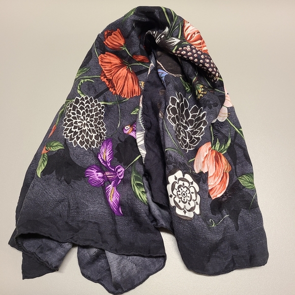 Limited Edition Vintage Gucci 100% Silk Scarf - Picture 1 of 6